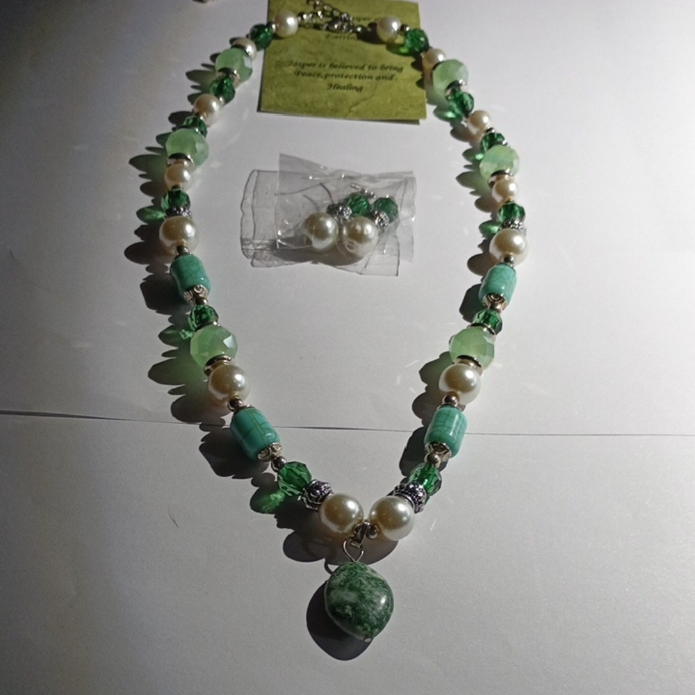 Elegant Green and Pearl Necklace